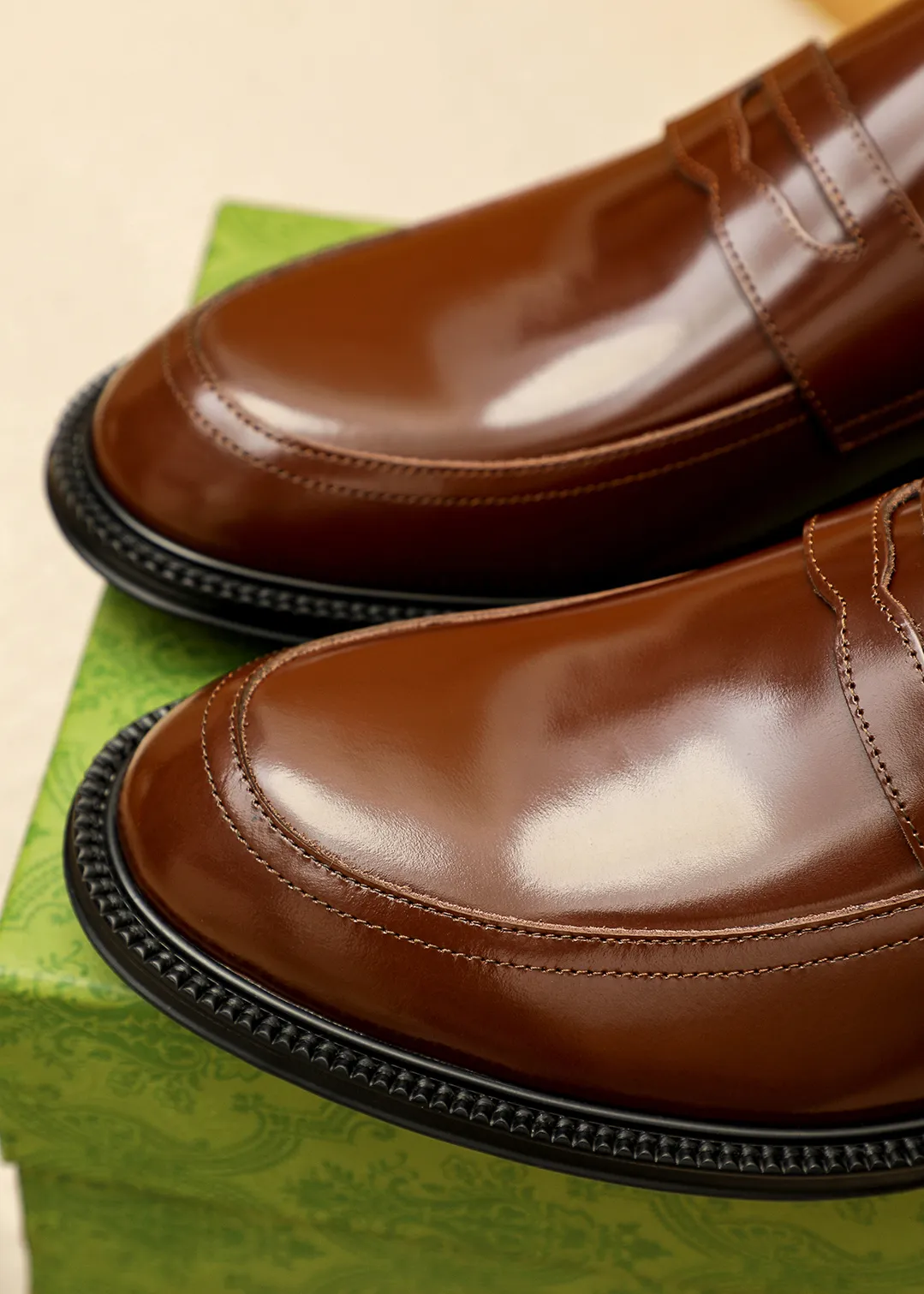 Men's shoes 💰520 💐 Product trademark: GUCCI "Gucci" casual leather shoes Regular size: 38-44 (45.46🉑️customized) Product materials: Selected imported first-layer open-edge beaded cowhide leather upper, imported water-dyed cowhide leather lining. Strong three-dimensional visual effect, original outsole Color: 4⃣️colors available
